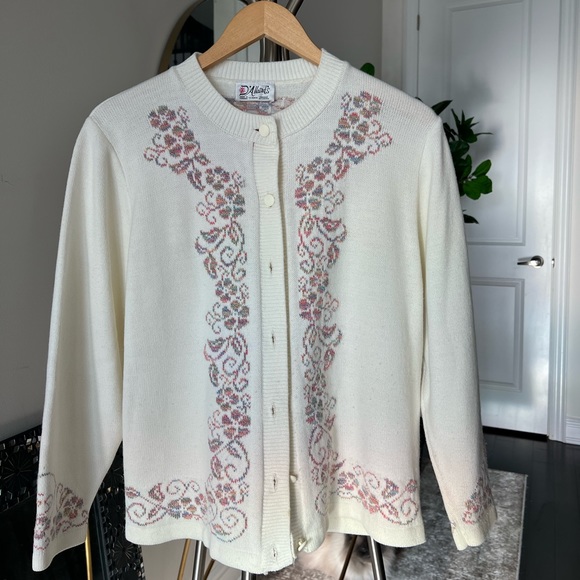 D'Allairds Vintage White Cardigan with Beautiful Embroidery - Picture 9 of 12